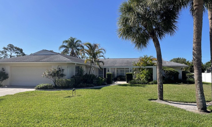 The Meadows House | Peaceful Private Get Away - 10 Minutes from Major beaches!
