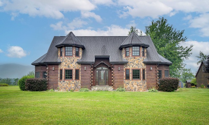 Spottswood Cottage | Peaceful Raphine Cottage w/Deck & Fireplace!