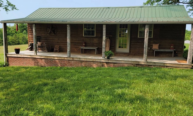 Springfield Cabin | Peaceful retreat on the historic 1794 Litsey estate near Springfield, Kentucky.