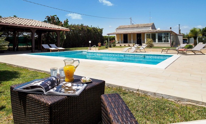 Ispica House | Peaceful retreat with PRIVATE POOL at 8 km from the soft beach of Punta Ciriga