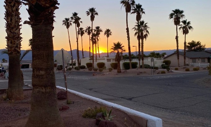 Fort Mohave House | Peaceful river house with lots of room inside and out