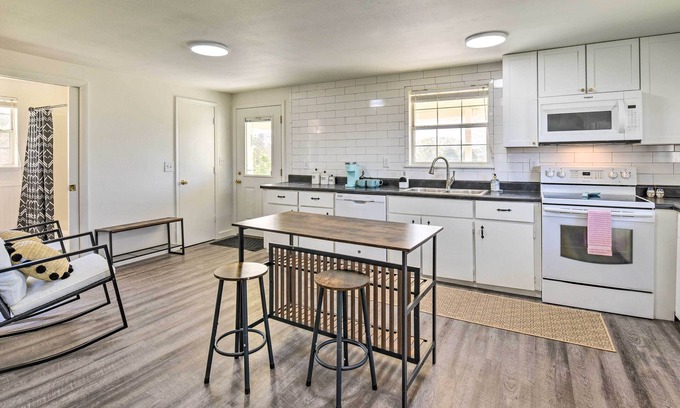Enterprise House | Peaceful Southern Countryside Escape w/ Porch
