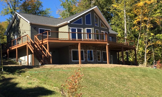 Mayfield House | Peaceful Sunrise ~ Scenic Lakefront Retreat