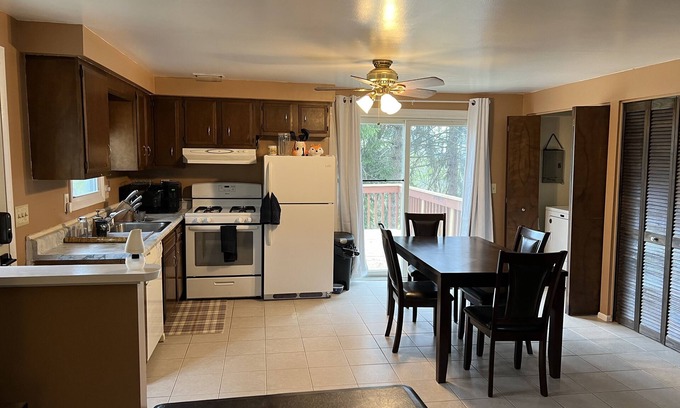 Pittsburgh Apartment | Peaceful Treetop Living 10 min. to downtown/stadium, large deck, pet friendly