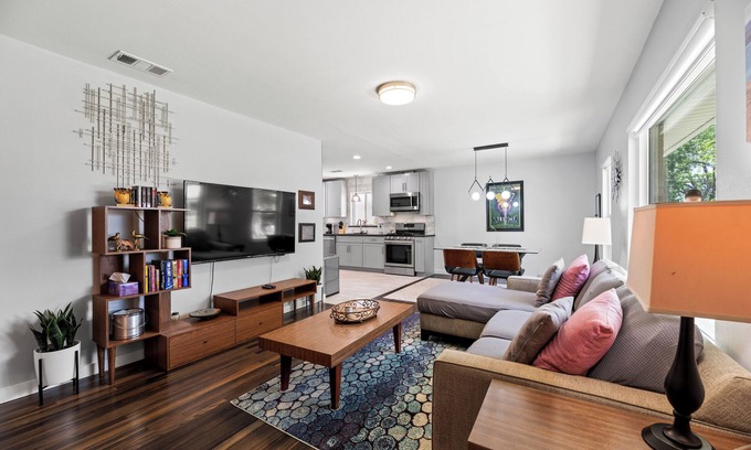 Dallas House | Peaceful White Rock Retreat : 3-Bedroom Zen Escape