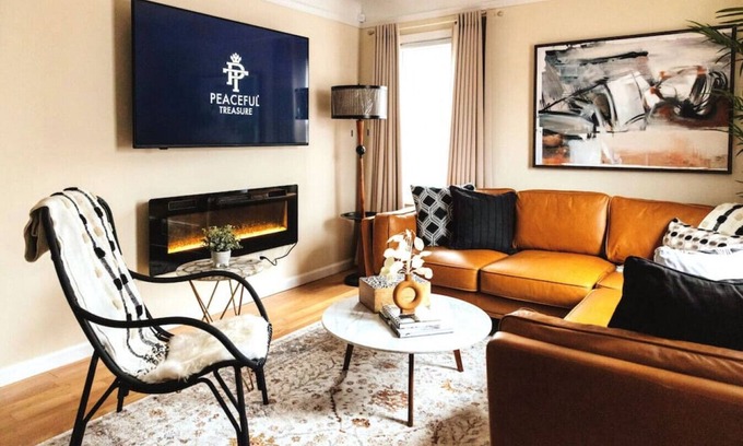 Clawson House | Peachtree/Royal Oak's Sweet Spot/King Bed