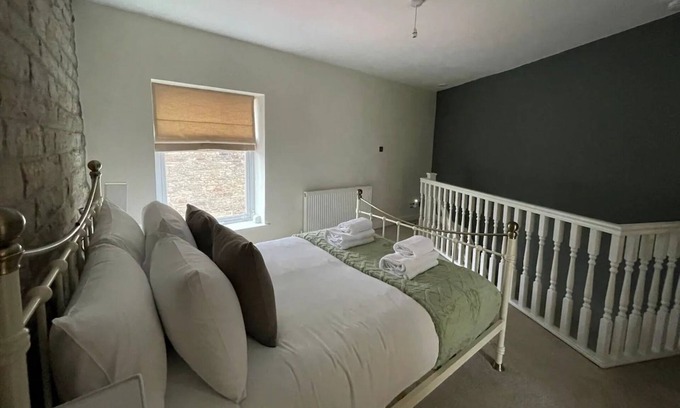 High Peak House | Peak District Stay Stylish for 2 | Pass the Keys