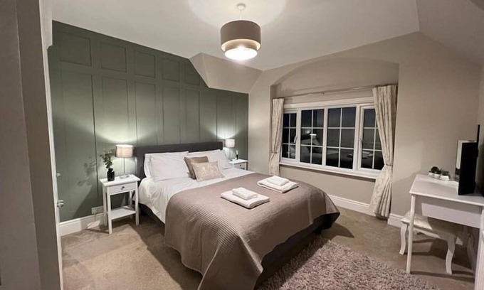 Youlgreave House | Peak District village cottage with stunning views