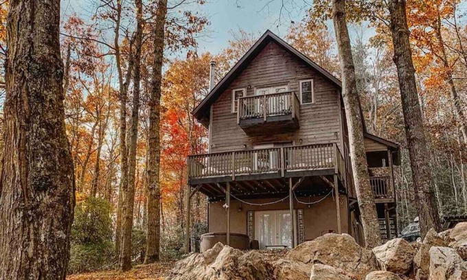 Burks Fork Cabin | Peak Fall Experience -Cabin + Hot Tub Near Parkway