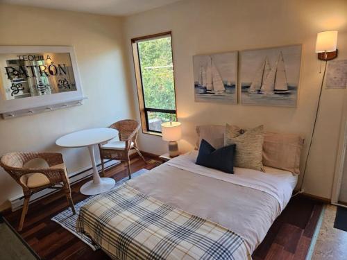 Bowen Island Apartment | Pebbly Beach Suite in Snug Cove