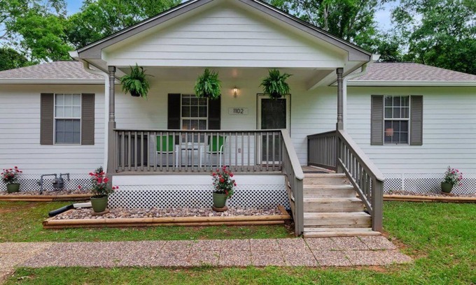 Nacogdoches House | Pecan Park Cottage -nClose to SFA + Downtown NAC
