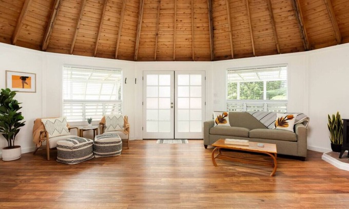 Volcano Cottage | Pele Cottage - Volcano Village Retreat