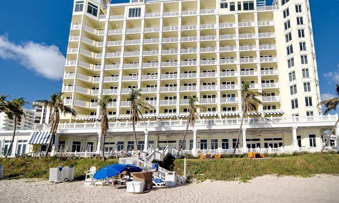 East Fort Lauderdale Resort | Pelican Grand-Right on ocean! 2 Queen Beds - Best unit in the Resort !!