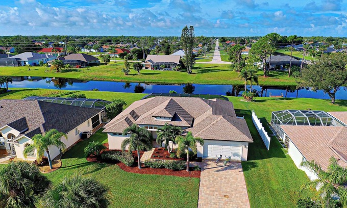 Broadmoor House | Pelican Shores | 2 King Suites | Pool | Jacuzzi | Lounge