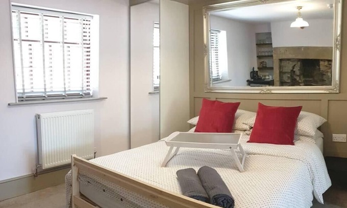 Burnley Apartment | Pemberton - Suite in Canalside Guesthouse