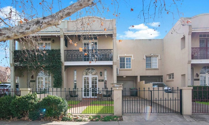 Wagga Wagga House | Pembroke - CBD, Elegant & Character Filled Stay