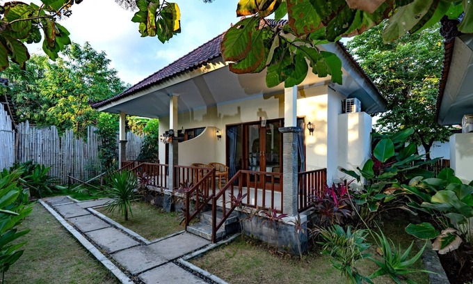 Mushroom Bay House | Pemuntalan Guest House with Deluxe Double Room
