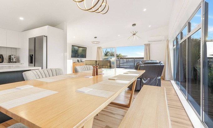 Raglan House | Peninsula Paradise - Raglan Holiday Home