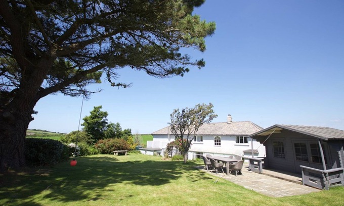 Saint Gennys Cottage | Penrose Cottage - a cottage that sleeps 8 adults + 2 children in 5 bedrooms