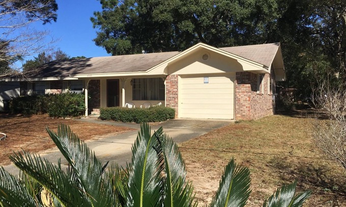 Northeast Pensacola House | Pensacola Charmer! 3-bedroom house with AC and WiFi in fabulous Pensacola!