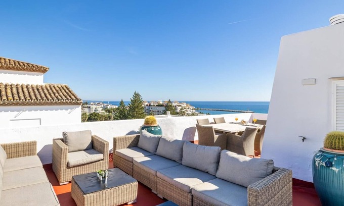 Puerto Banus Apartment | Penthouse in Playas del Duque for 4 people | Casa Cadiz 607