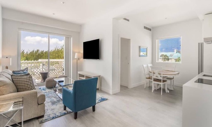 Seven Mile Beach Apartment | Penthouse 2BR/2BTH Apt/w Rooftop Pool Near Beach