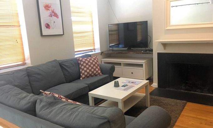 Mount Vernon Condo | Penthouse Condominium in Mount Vernon w/Fireplace, Paid Parking & Free Wifi