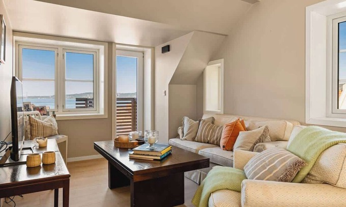 Sandviken Apartment | Penthouse In The Sun - Panoramic Views - Quiet