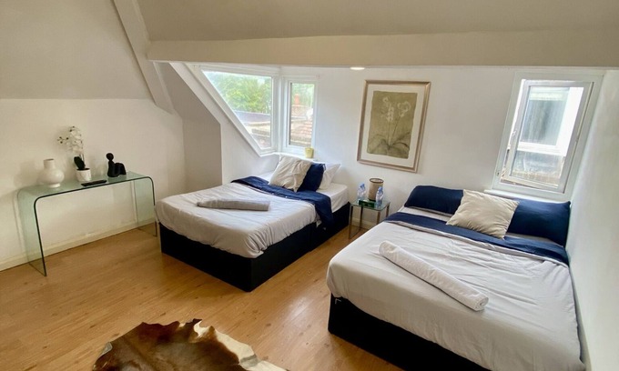 Golders Green Apartment | Penthouse Studio With 2 Double Beds, TV and Workspace