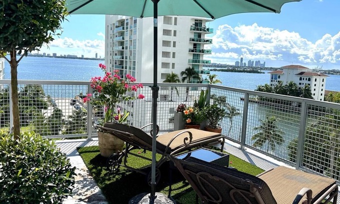 Edgewater Apartment | Penthouse, Waterviews, Private Rooftop, Free Parking,Vibrant Miami neighborhood