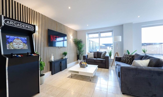 Cambridge Condo | Penthouse with Private Hot Tub | Cambridge Station