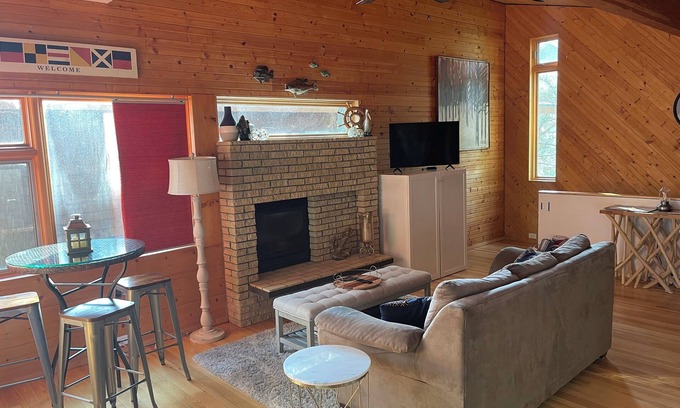 Pepin Apartment | Pepin Guest Haus - walk to the winery!