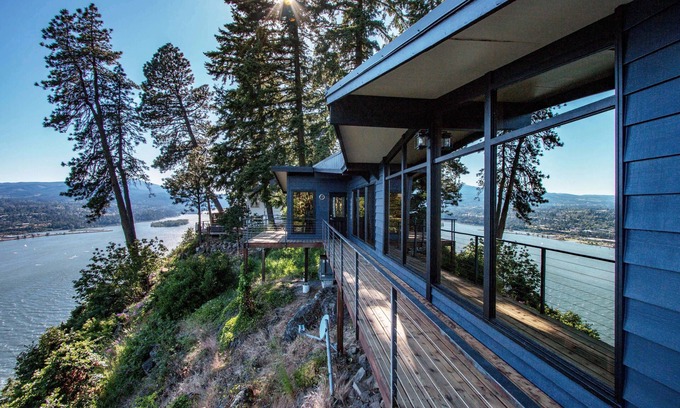 White Salmon House | Perched On The Edge Of The Gorge, Private Hot Tub, A/C, Updated and Epic