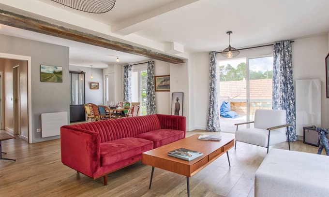 Merville-Franceville-Plage House | Perfect Retreat in Merville-Franceville: Spacious Home, 13 Guests, Near Beach and Garden Views