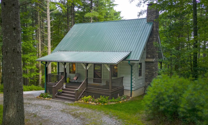 Sparta Cabin | Perfect Cabin in the Woods! Hot Tub, Fire Pit, WI-FI, Central A/C