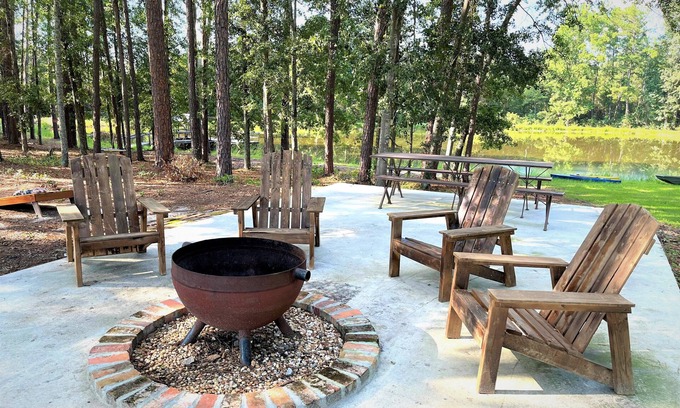 Claxton Cabin | Perfect Couple's or Solo Getaway: 1840s Log Cabin