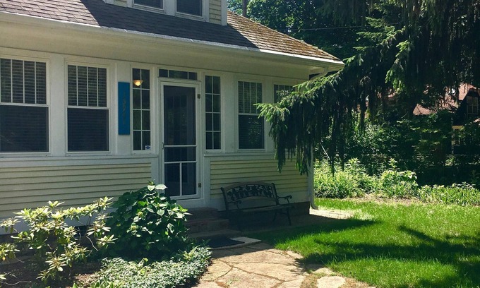 Union Pier Cottage | Perfect fall getaway in Union Pier 3 min walk to the beach Lg yard,fire pit,bbq.