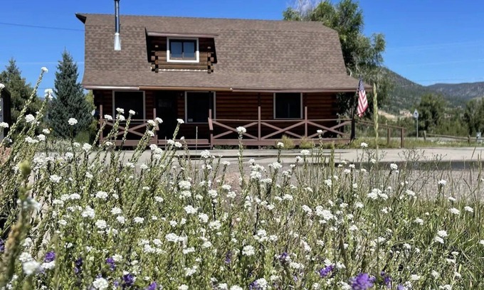 South Fork Cabin | Perfect Family Cabin! 3 Master Suites, Sleeps 10, next to the park!