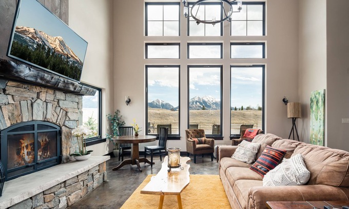 Emigrant House | Perfect-Family Gatherings, Wedding Groups, 5 Private Suites, HotTub, Yellowstone