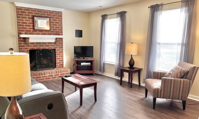 Richmond House | Perfect for Extended Stays! 1st Floor Bedroom, Fenced Area for Pets!