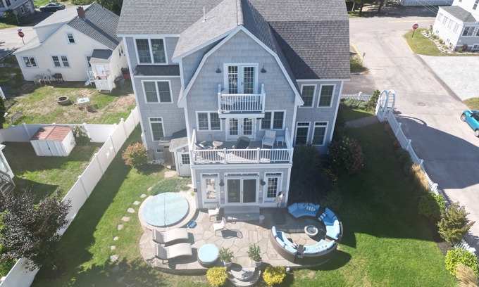 Ocean Park House | Perfect for Families & friends re-unions! Outdoor Hot Tub, 50 yards to the beach!