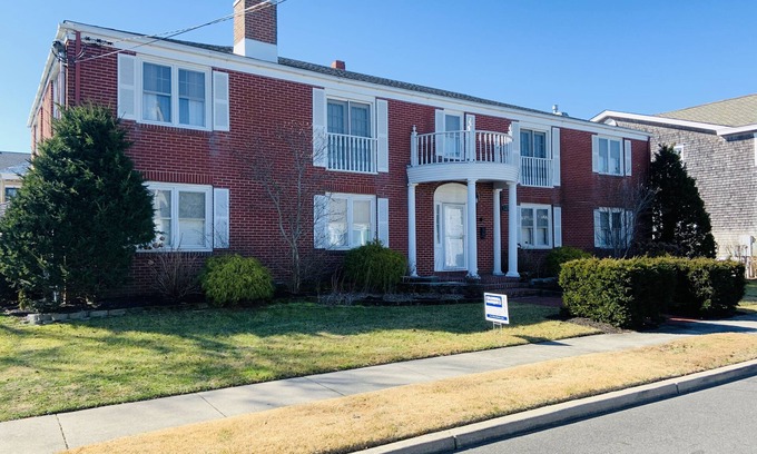 Stone Harbor House | Perfect for families, large groups, weddings. Two blocks to beautiful beaches!