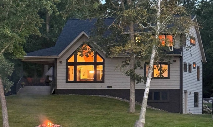 Aitkin Cabin | Perfect for Families & Groups, Kayaks, Canoe, Firepit, Grill, on Diamond Lake