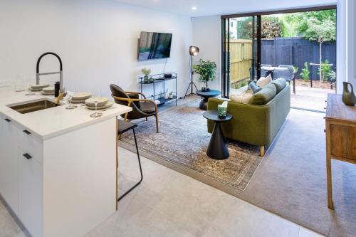 Saint Albans Apartment | Perfect for Groups Stylish 4BR Devonport Stay