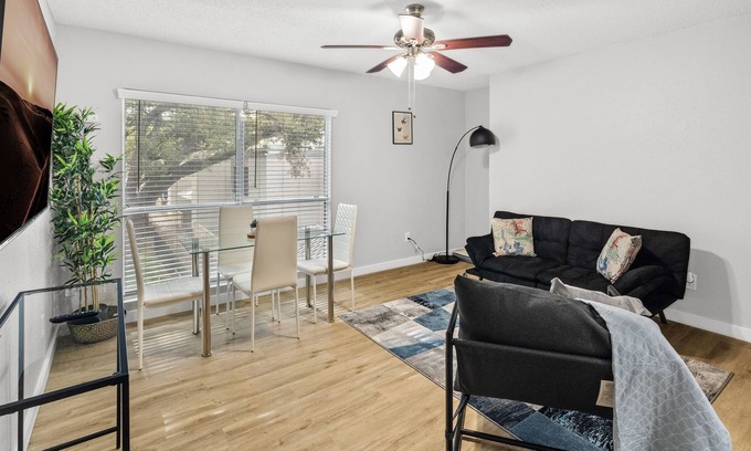 Brentwood Apartment | Perfect for Monthly Bookings! Modern, Cozy Gem