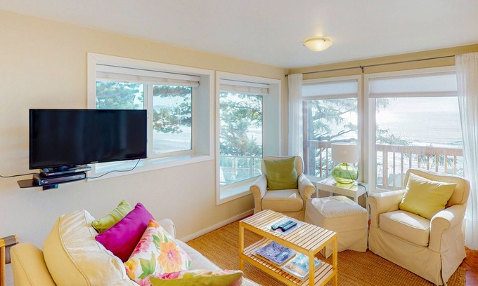 Oceanside House | Perfect oceanside getaway with magnificent ocean views & beach nearby