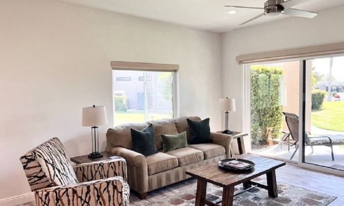 Palm Springs Condo | PERFECT POOLSIDE HIDEAWAY