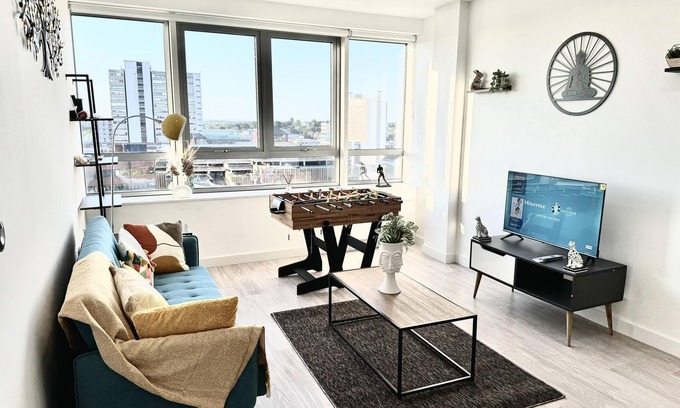 Bracknell Apartment | Perfect Stay for Contractors & Families - Sleeps 7