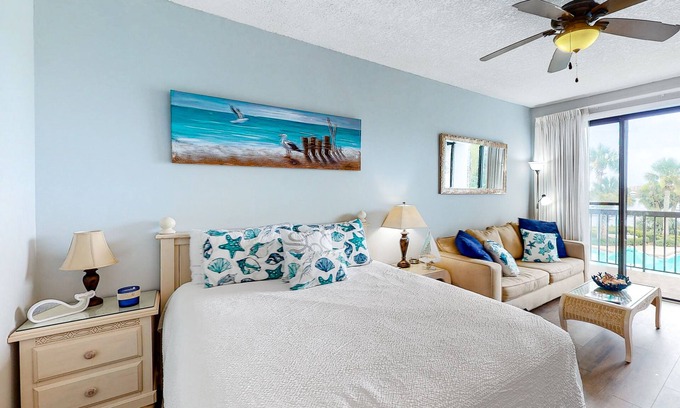 Fort Walton Beach Apartment | Perfect studio gem with pool, fast WiFi, sound view & kitchenette