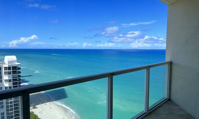 Sunny Isles Beach Condo | Perfectly located oceanfront condo 2BR + Den